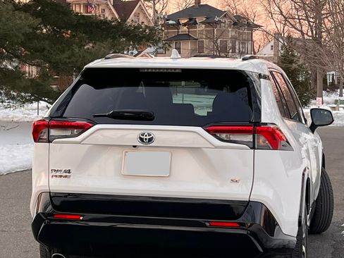 Used 2021 Toyota RAV4 SE w/ Weather & Moonroof Package image 6