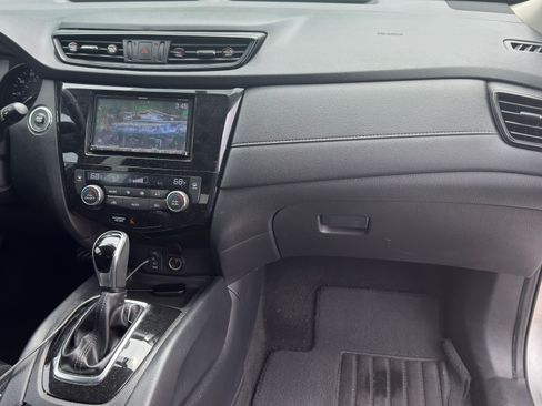 Used 2017 Nissan Rogue SV FWD image 18