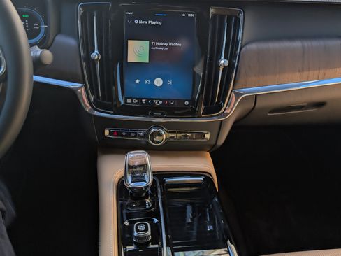 Used 2023 Volvo S90 T8 Ultimate image 12