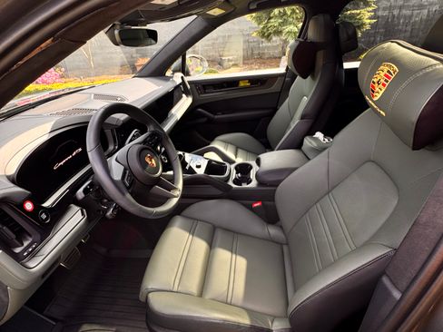 Used 2025 Porsche Cayenne GTS AWD/4WD image 27