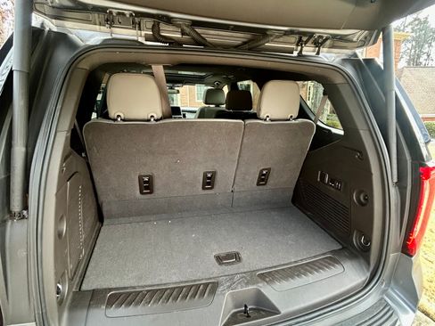 Used 2022 GMC Yukon SLT w/ SLT Premium Package image 9