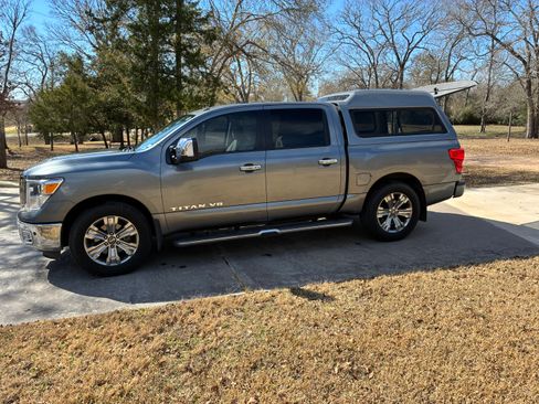 Used 2018 Nissan Titan SL w/ Chrome Package image 2