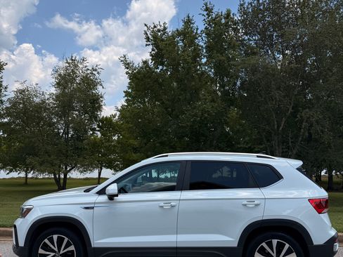 Used 2022 Volkswagen Taos SE AWD/4WD image 2