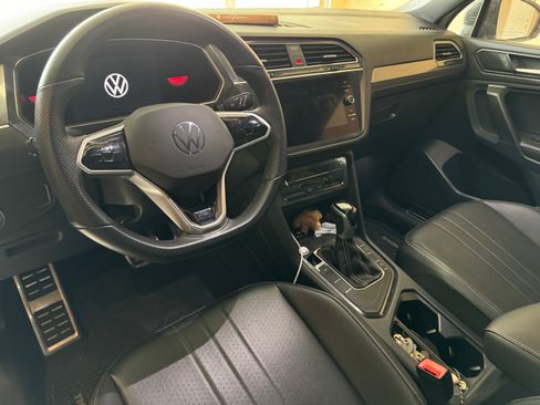 Used 2022 Volkswagen Tiguan SE R-Line image 10