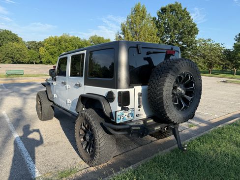 Used 2012 Jeep Wrangler Unlimited Rubicon w/ Connectivity Group AWD/4WD image 8