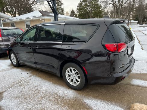 Used 2017 Chrysler Pacifica LX image 1