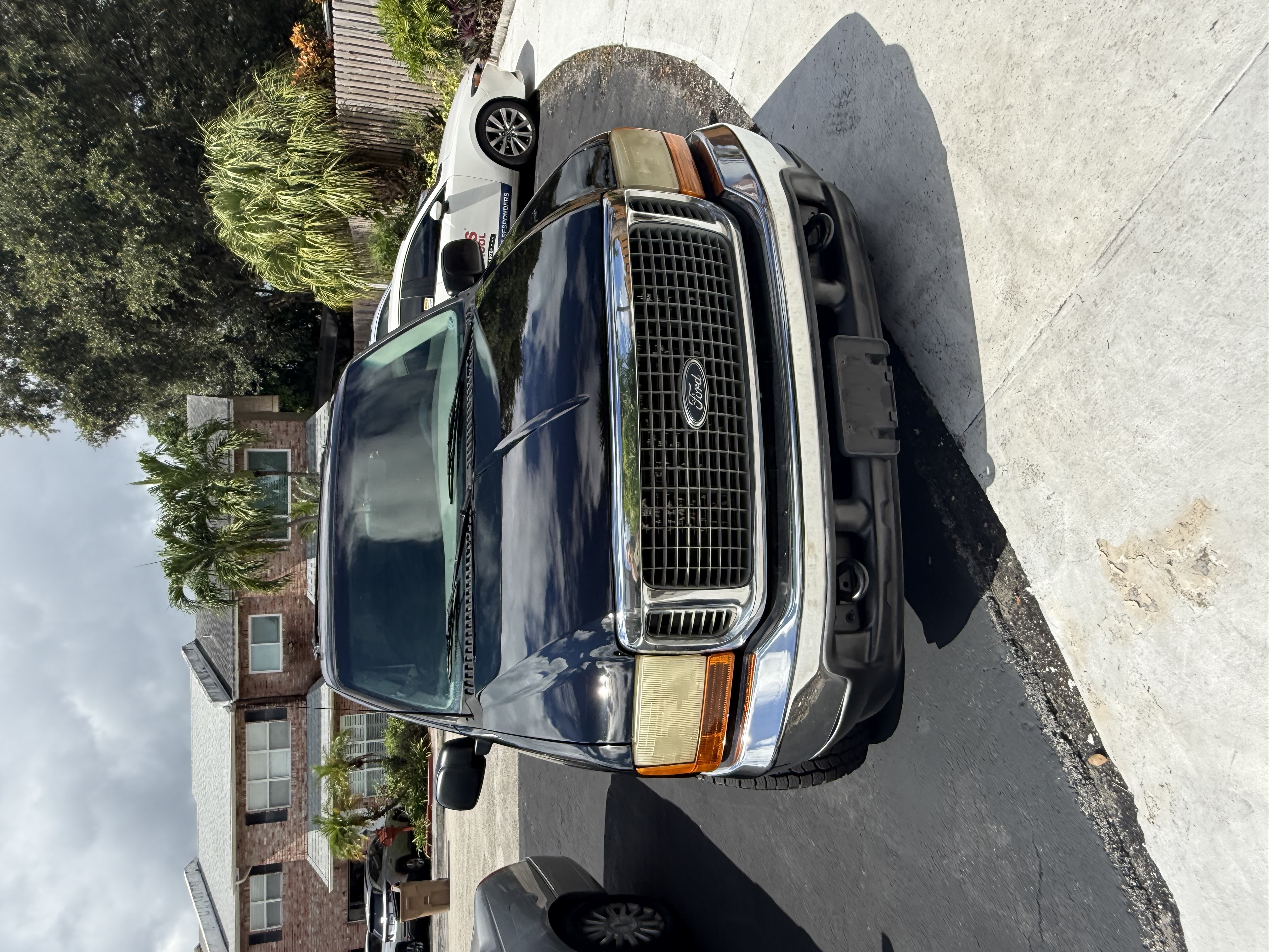 Used 2001 Ford Excursion XLT RWD image 1