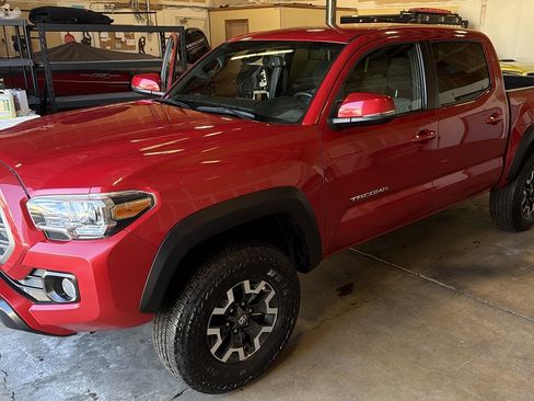 Used 2022 Toyota Tacoma TRD Off-Road w/ Technology Package image 12