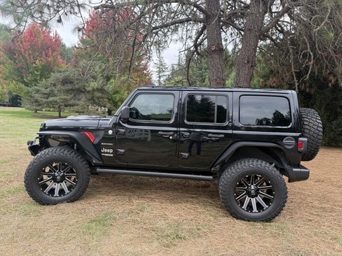 Used 2022 Jeep Wrangler Unlimited Sahara w/ Cold Weather Group image 11