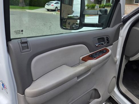 Used 2007 GMC Sierra 2500 SLT w/ Z71 Off-Road Package AWD/4WD image 5