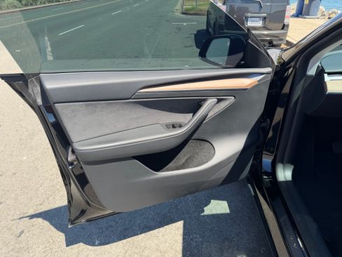 Used 2025 Tesla Model Y Long Range image 13