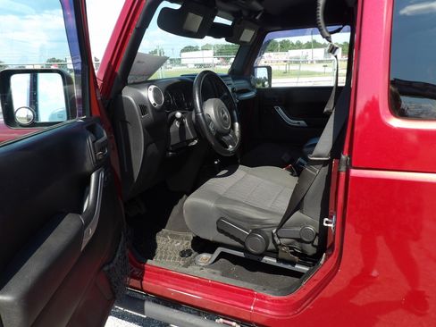 Used 2012 Jeep Wrangler Unlimited Sahara AWD/4WD image 6
