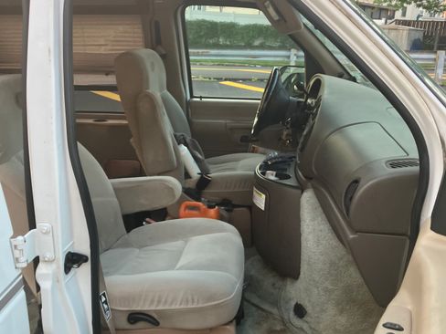 Used 1999 Ford E-150 and Econoline 150 image 6