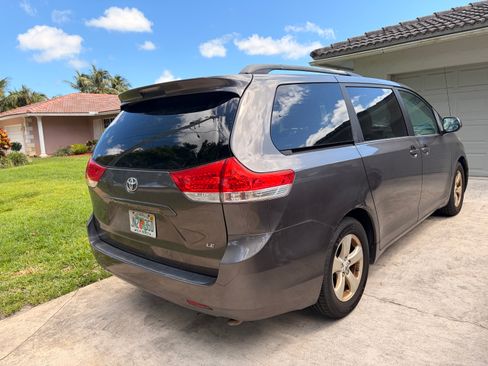 Used 2011 Toyota Sienna LE FWD image 9