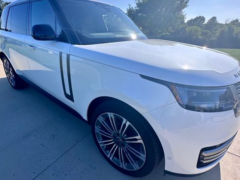 Used 2025 Land Rover Range Rover Long Wheelbase SE AWD/4WD image 2