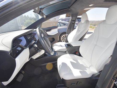 Used 2020 Tesla Model X Long Range image 16