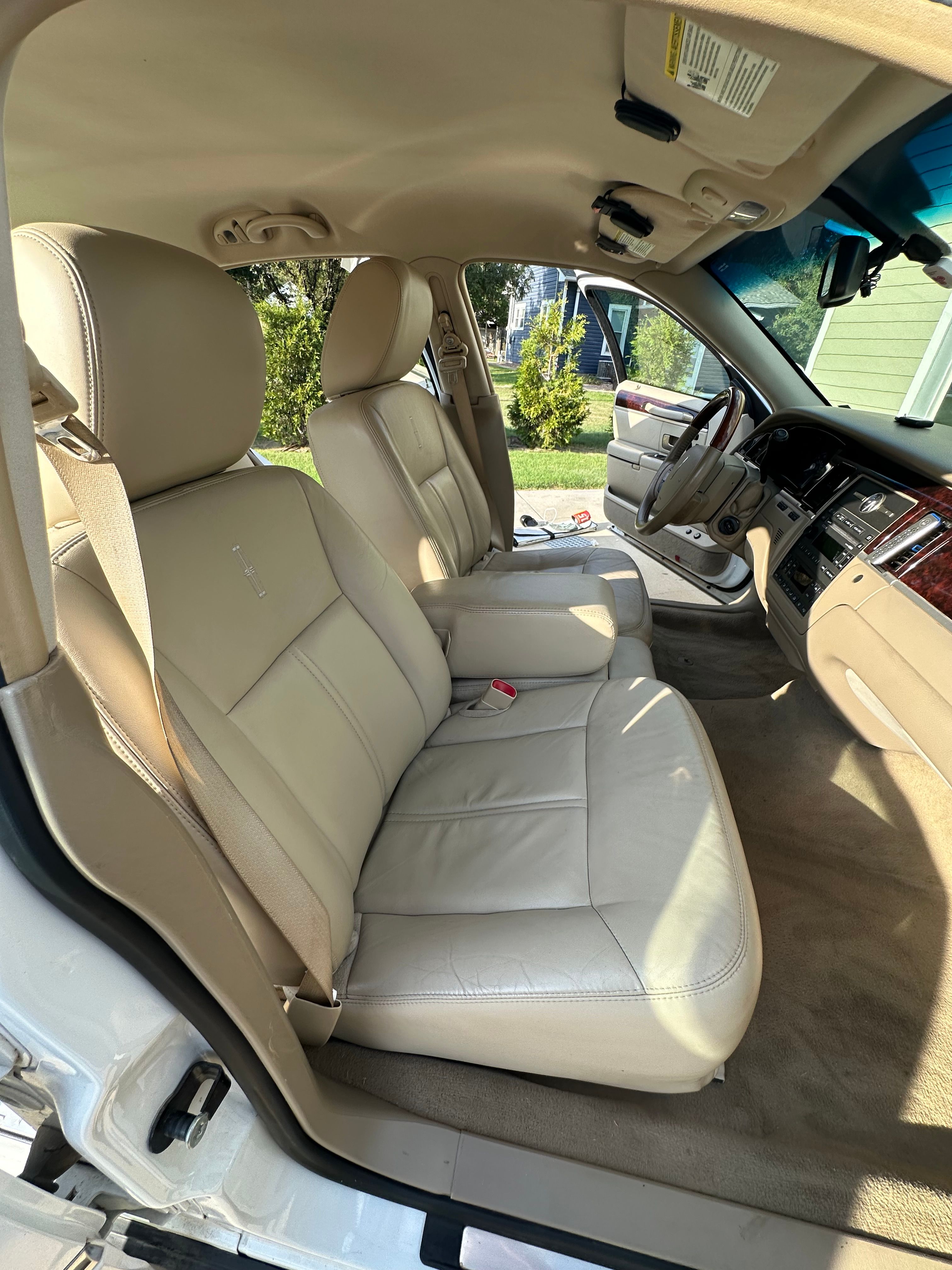 Used 2011 Lincoln Town Car Signature Limited RWD image 23