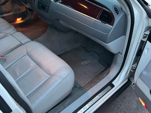 Used 2004 Lincoln Town Car Ultimate image 9