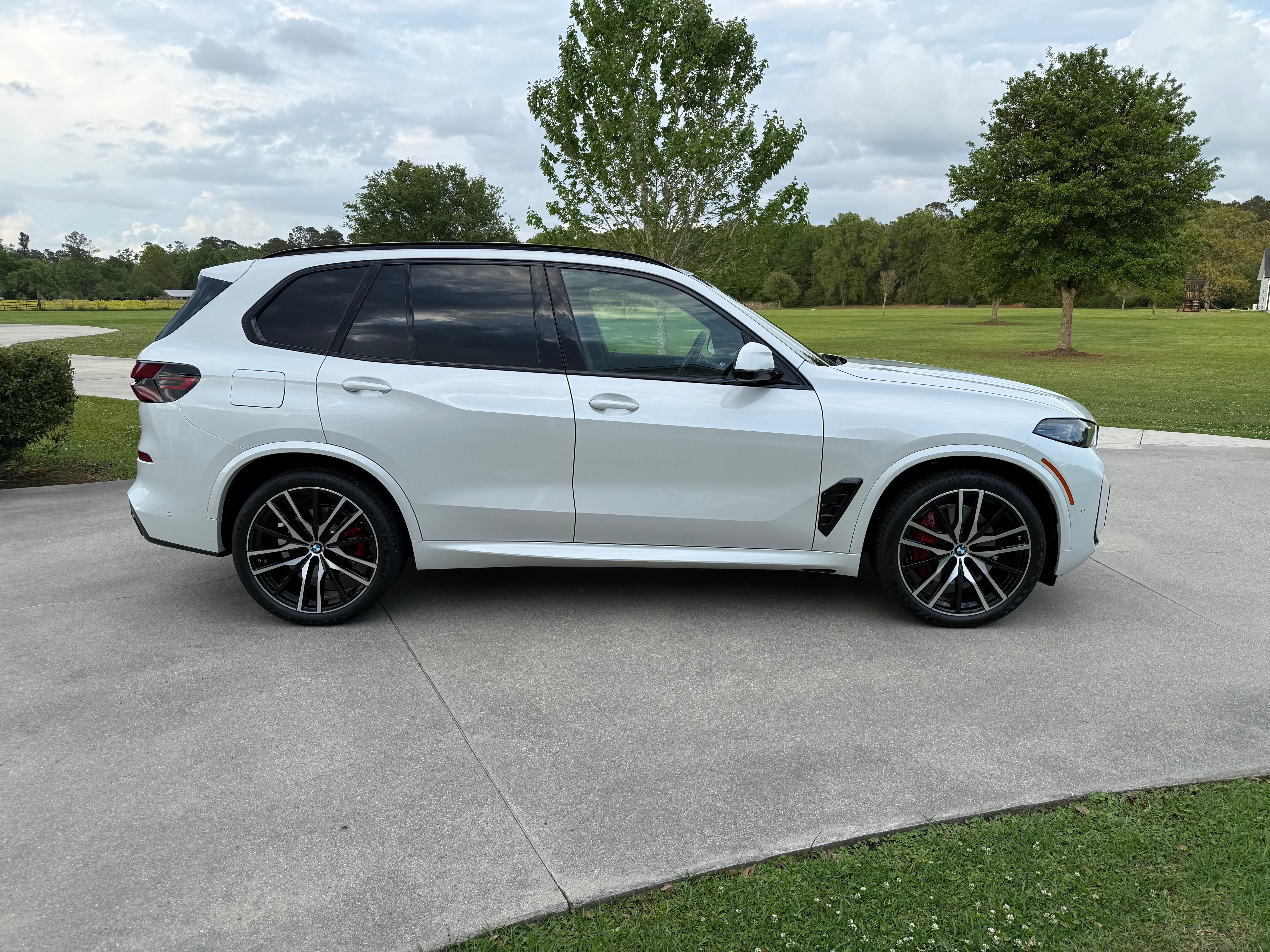 Used 2025 BMW X5 xDrive40i w/ M Sport Package AWD/4WD image 1
