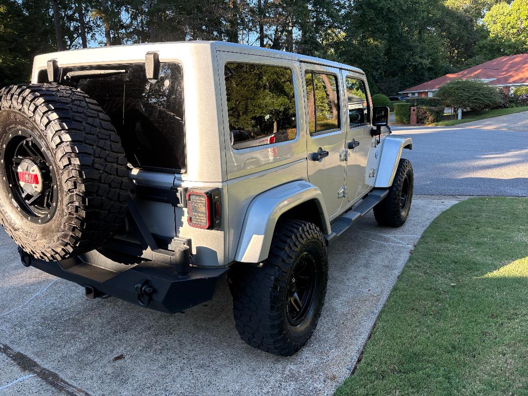 Used 2012 Jeep Wrangler Unlimited Sahara AWD/4WD image 5