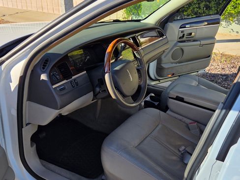 Used 2008 Lincoln Town Car Signature Limited image 16
