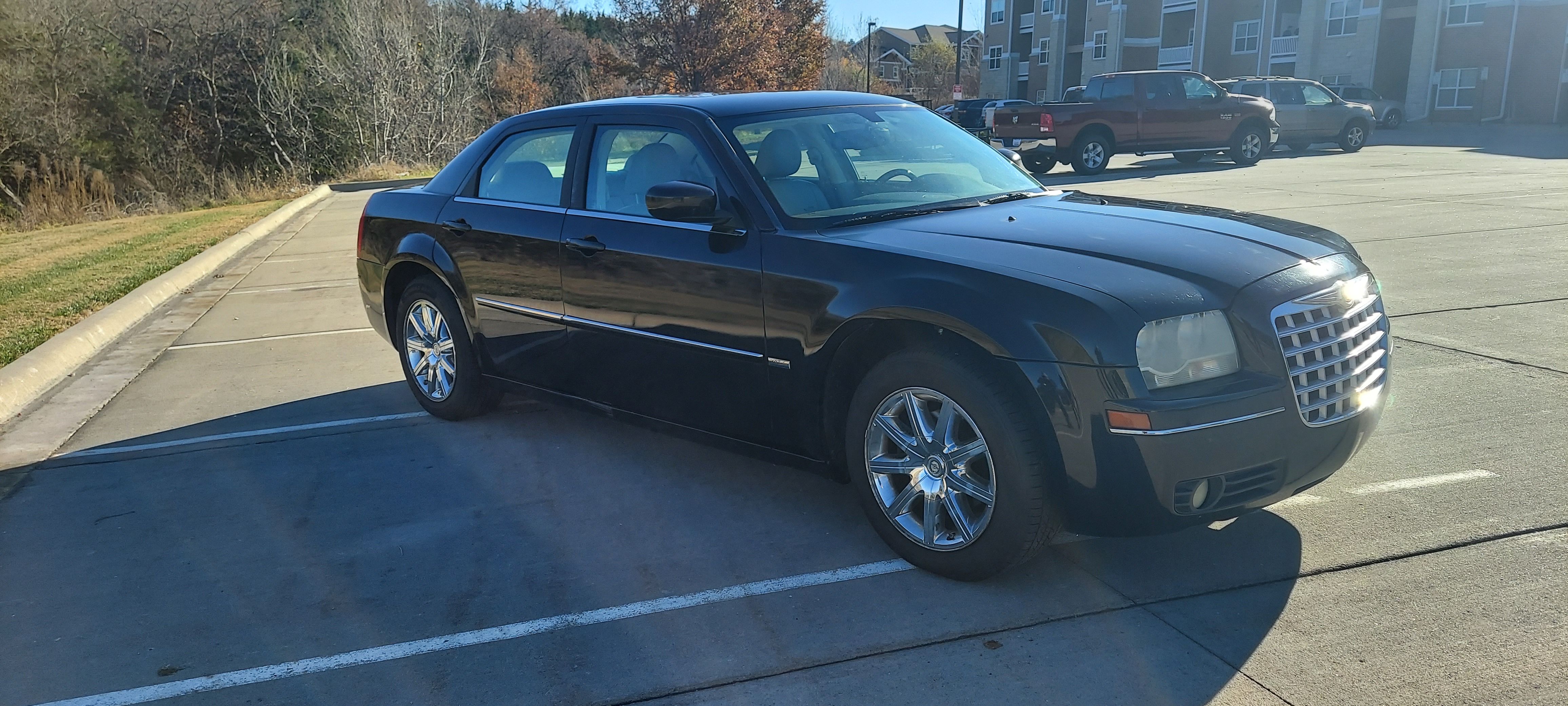 Used 2009 Chrysler 300 Touring RWD image 2