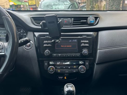 Used 2017 Nissan Rogue SV w/ Midnight Edition Package image 15