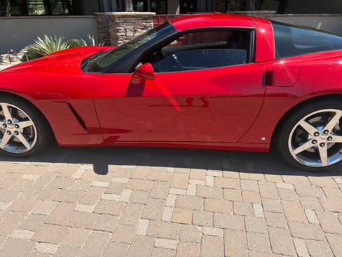 Used 2007 Chevrolet Corvette Coupe w/ Performance Package RWD image 5