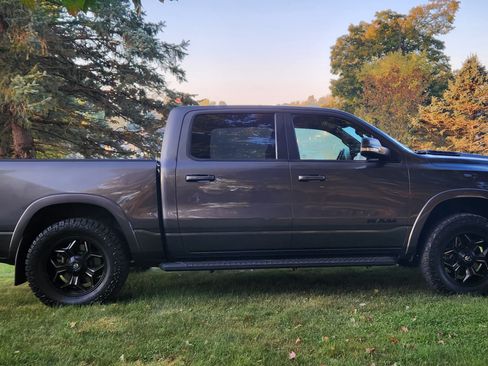 Used 2019 RAM 1500 Laramie AWD/4WD image 2