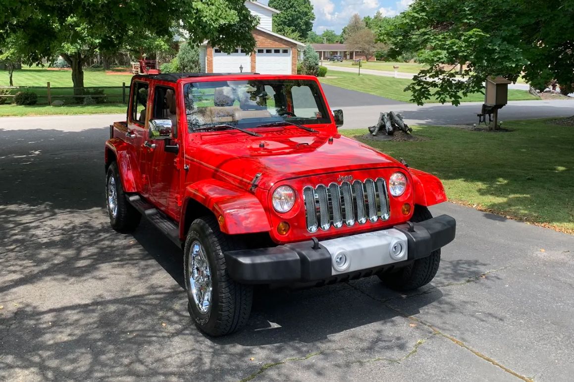 Used 2012 Jeep Wrangler Unlimited Sahara w/ Dual Top Group AWD/4WD image 4