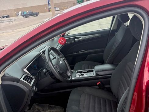 Used 2017 Ford Fusion SE image 2