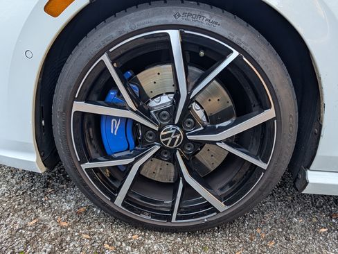 Used 2022 Volkswagen Golf R image 10