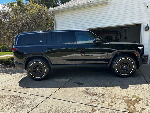 Used 2025 Rivian R1S Adventure image 4