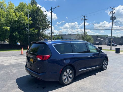 Used 2017 Chrysler Pacifica Platinum FWD image 6