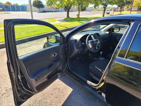 Used 2015 Nissan Versa SV image 10