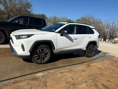 Used 2021 Toyota RAV4 LE image 1