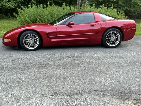Used 2004 Chevrolet Corvette Coupe RWD image 1