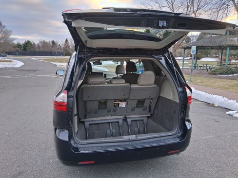 Used 2020 Toyota Sienna XLE image 5