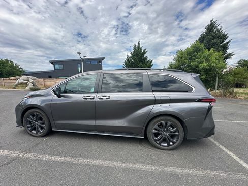 Used 2022 Toyota Sienna XSE w/ XSE Plus Package FWD image 1