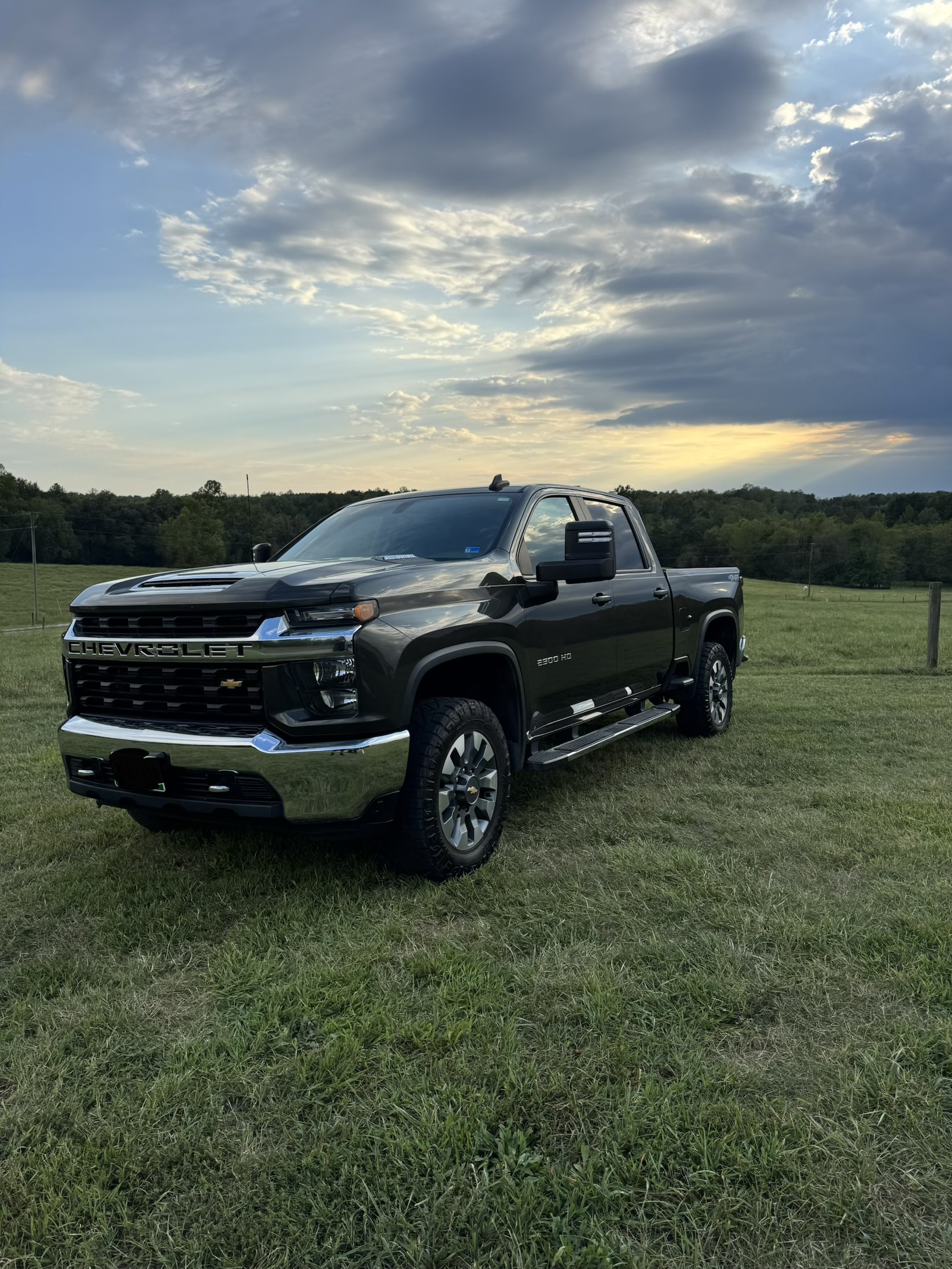 Used 2023 Chevrolet Silverado 2500 LT AWD/4WD image 2