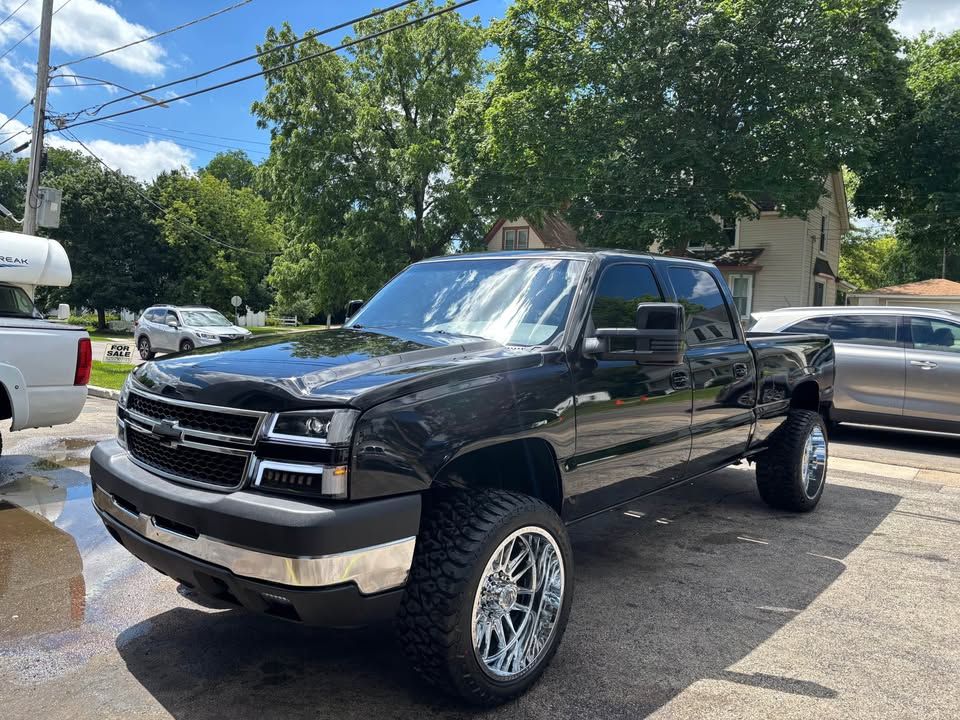 Used 2004 Chevrolet Silverado 2500 LT w/ Heavy-Duty Power Package AWD/4WD image 2