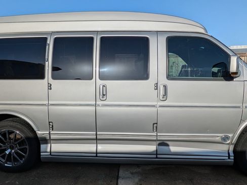 Used 2011 GMC Savana 1500 RWD image 1