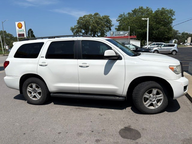 Used 2016 Toyota Sequoia SR5 w/ Premium Package AWD/4WD image 2