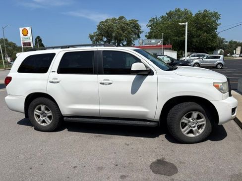 Used 2016 Toyota Sequoia SR5 w/ Premium Package AWD/4WD image 2