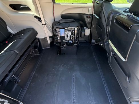 Used 2024 Chrysler Pacifica Touring-L w/ Uconnect Theater Family Group FWD image 8