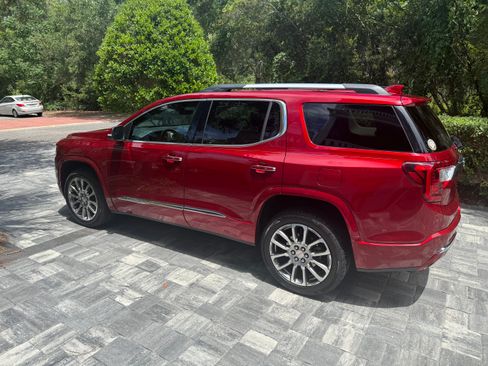 Used 2023 GMC Acadia Denali w/ Denali Technology Package FWD image 8