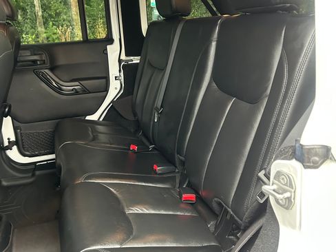 Used 2015 Jeep Wrangler Unlimited Sahara AWD/4WD image 6