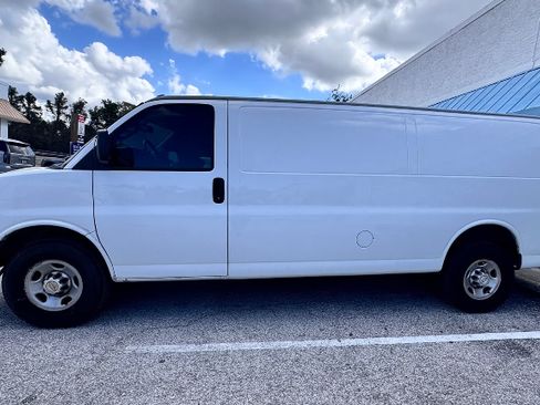 Used 2018 Chevrolet Express 3500 Extended w/ Driver Convenience Package RWD image 2