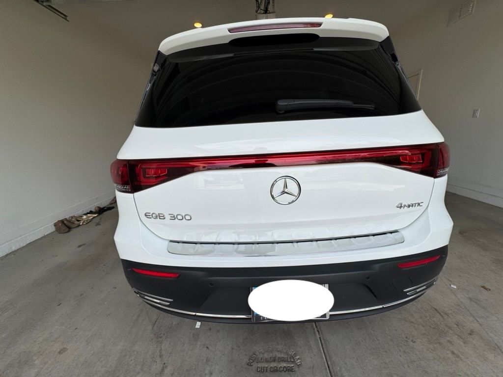 Used 2022 Mercedes-Benz EQB 300 4MATIC image 4