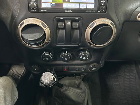 Used 2016 Jeep Wrangler Sahara image 13